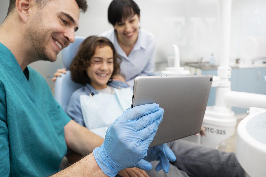 Dentista atendendo paciente com apoio de materiais práticos