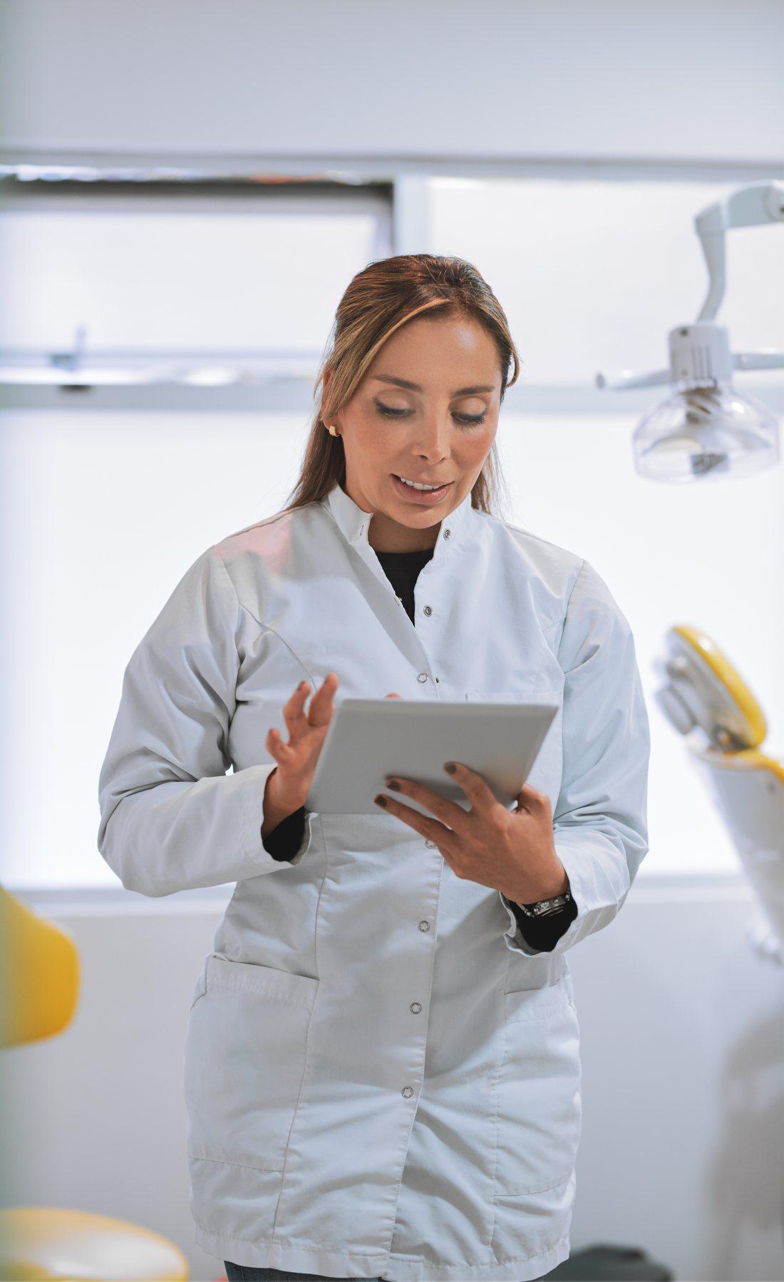 Profissional estudando o curso em um tablet